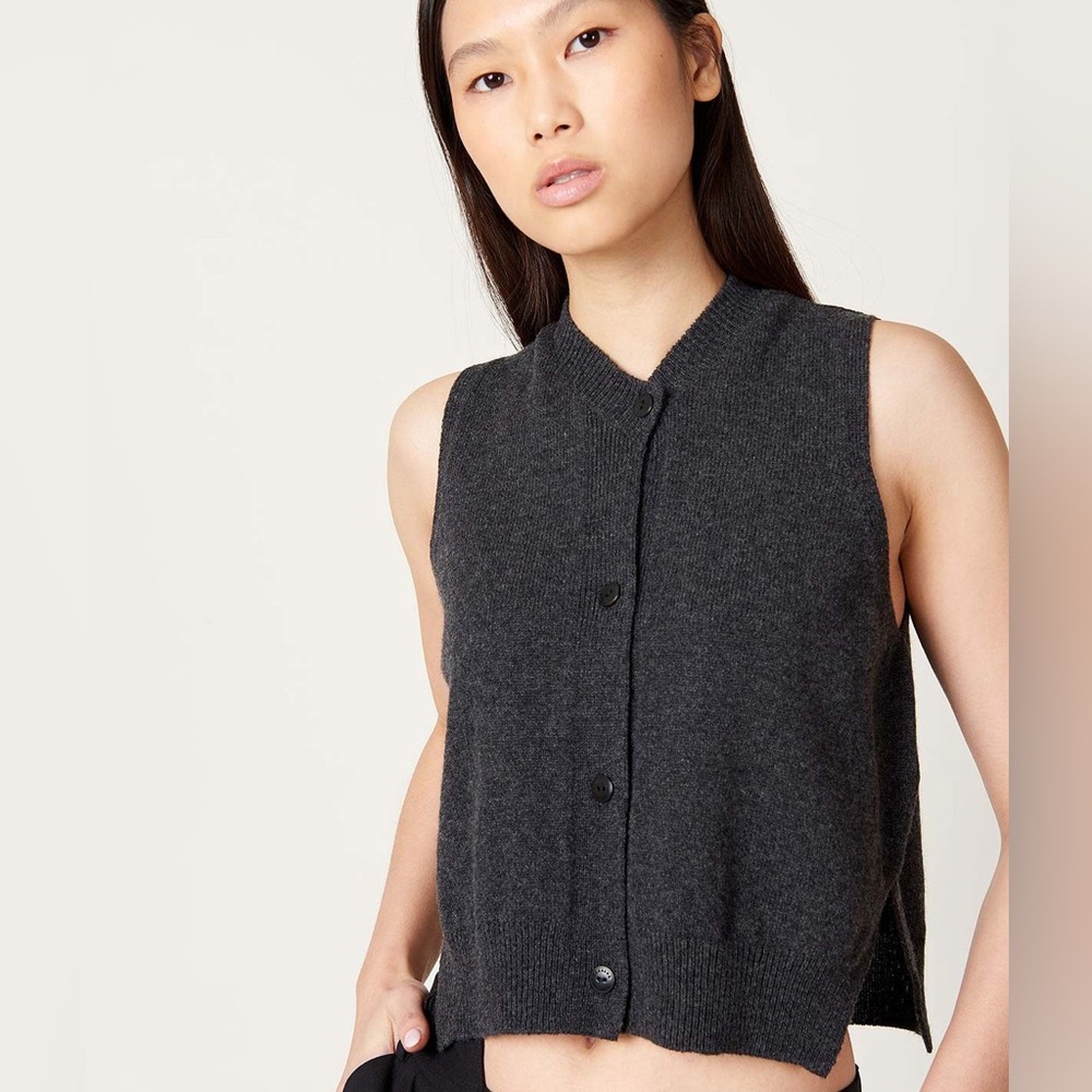 Cordera Cashmere Charcoal Gray Sleeveless Button-Up Top sweater